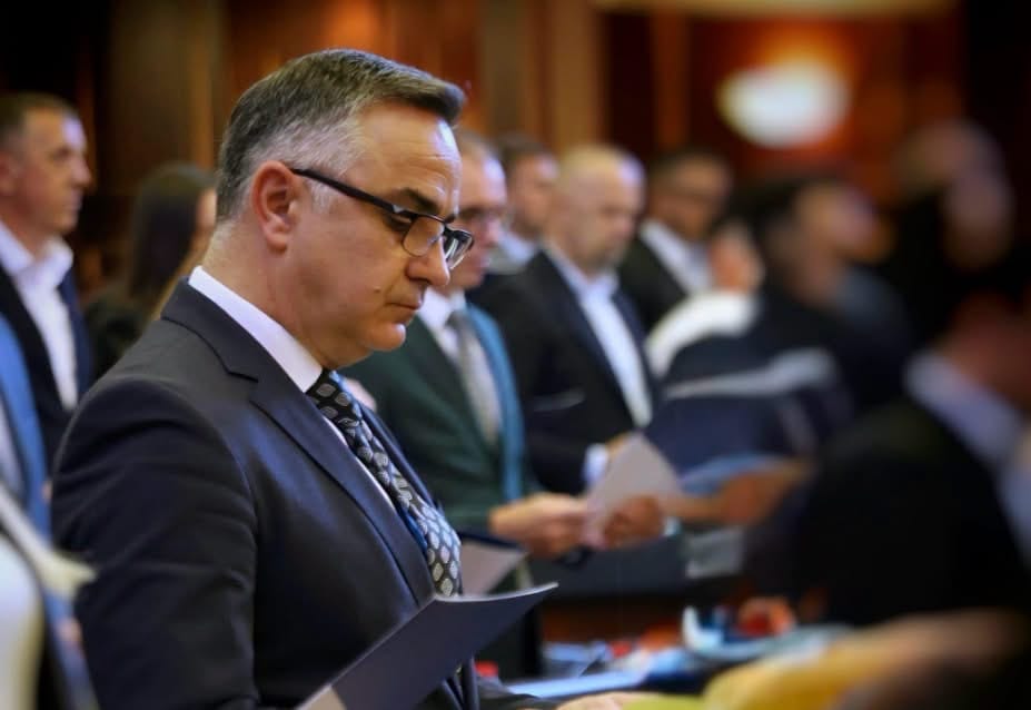 Besnik Tahiri bën thirrje për miratimin e Ligjit për Dhomat e Specializuara