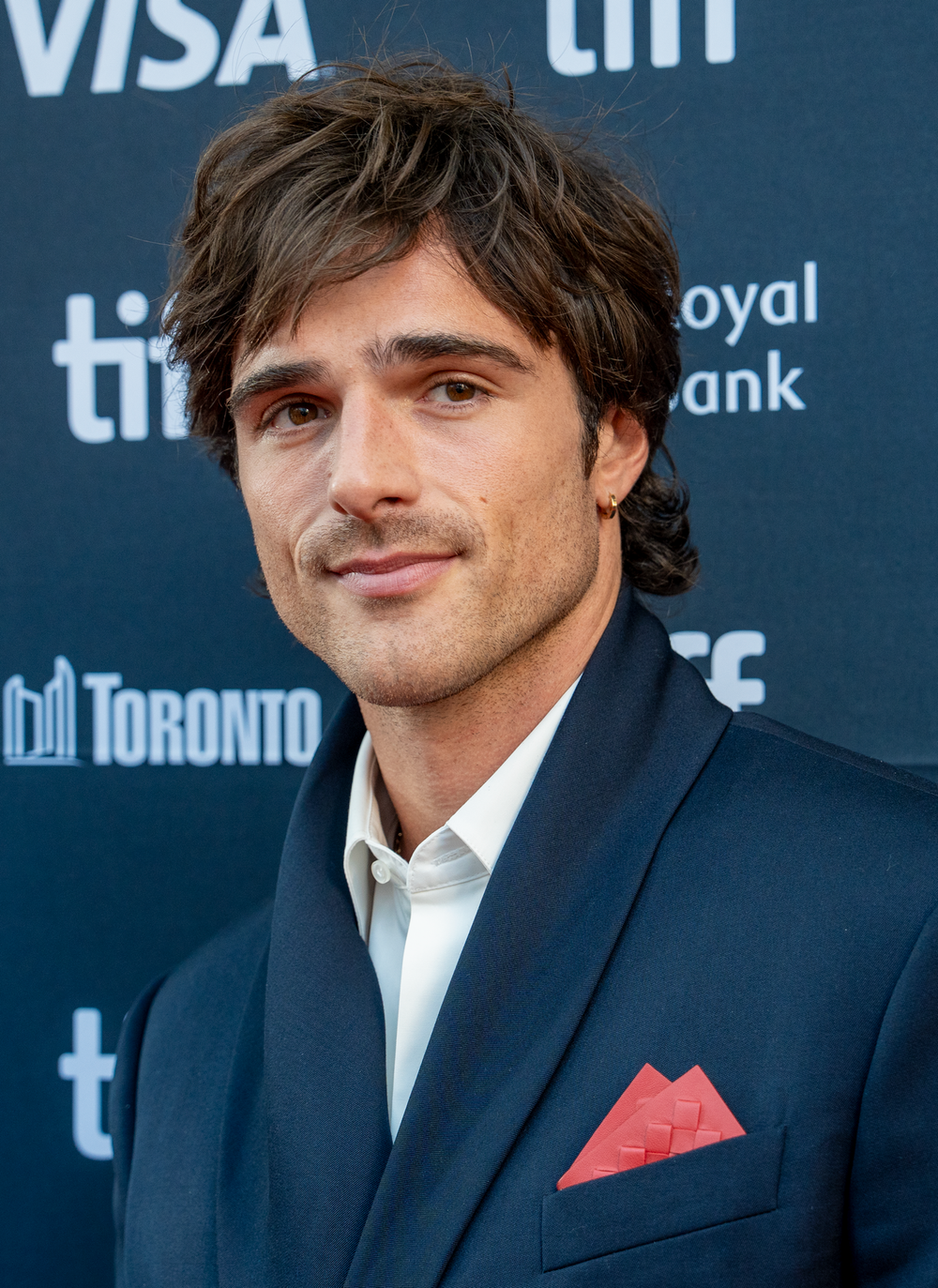 Jacob Elordi shpërthen ndaj paparacëve gjatë shëtitjes në Paris
