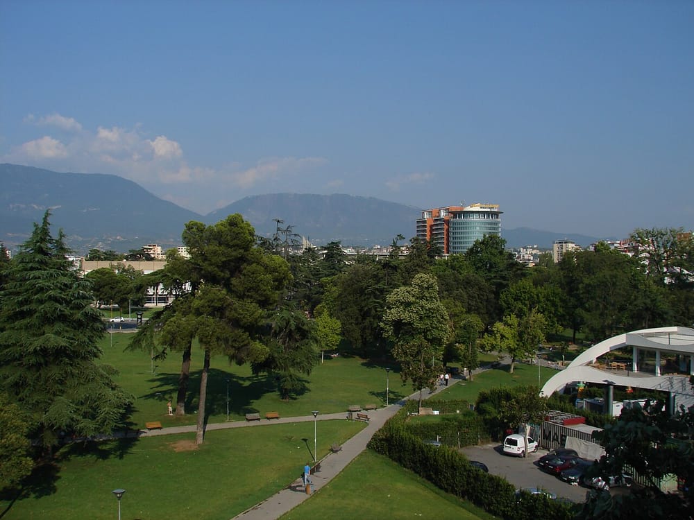 Parku Rinia nën hijen e kullës, shkatërrimi urban në Tiranë