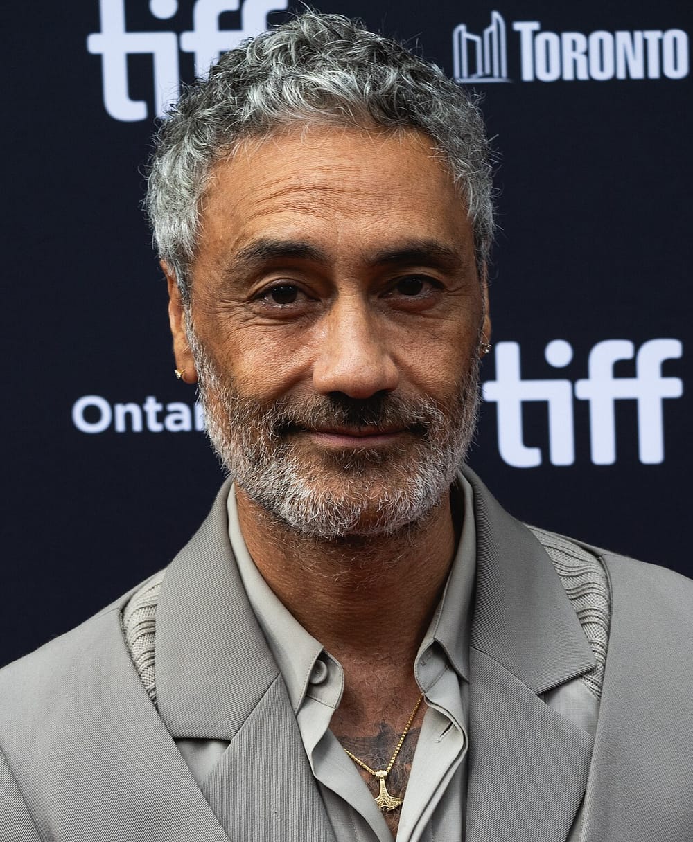 Taika Waititi i bashkohet Rita Orës në mbylljen e kompanisë televizive