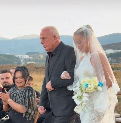 Aurora, ish-banore e BBVK, emocionohet në dasmë me babanë dhe nuset