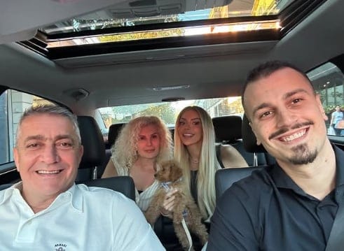 Mateo ndan selfie familjare me Brikenë në makinë