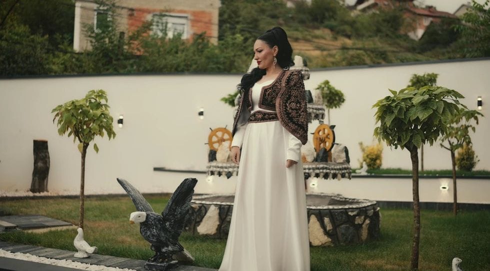 Antigona Bajrami sjell ripërpunimin e këngës së njohur shqiptare