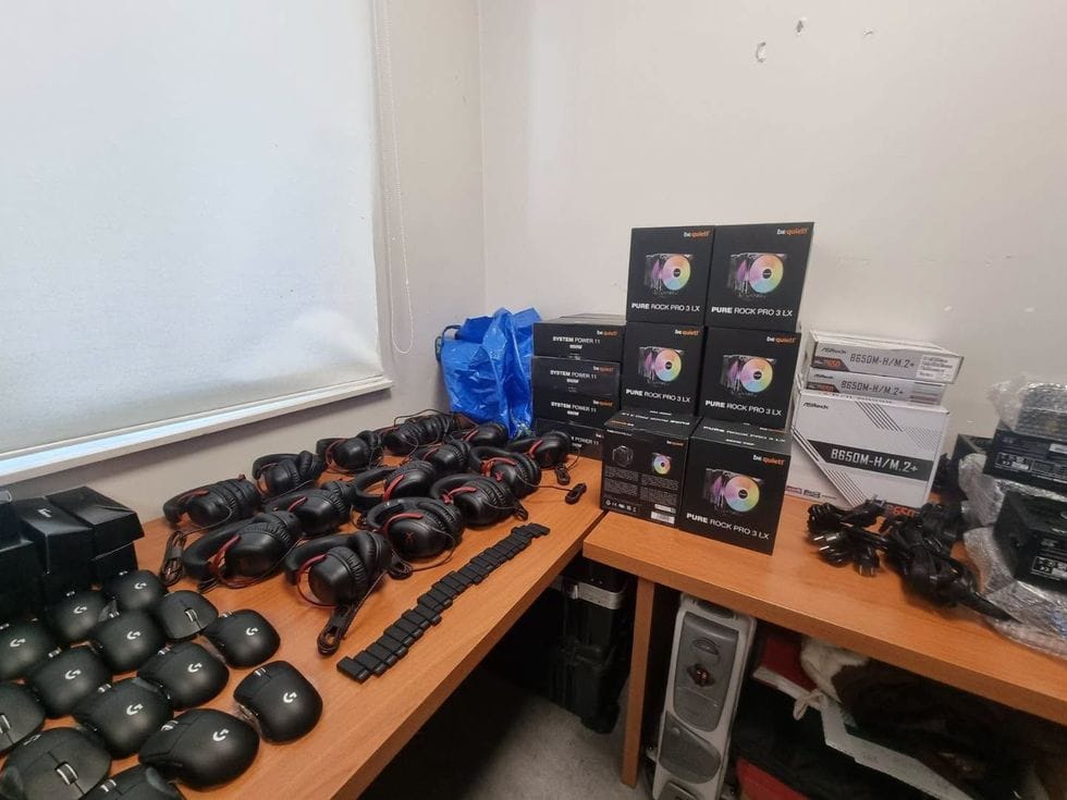 Dogana dhe Policia sekuestrosin pajisje elektronike të padeklaruara vlerë 10 mijë euro…