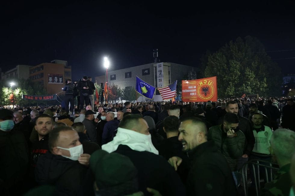 OVL-UÇK thënret protestuesit: Mëngjesi nesër duhet të na gjejë të gjithë në sheshin e…