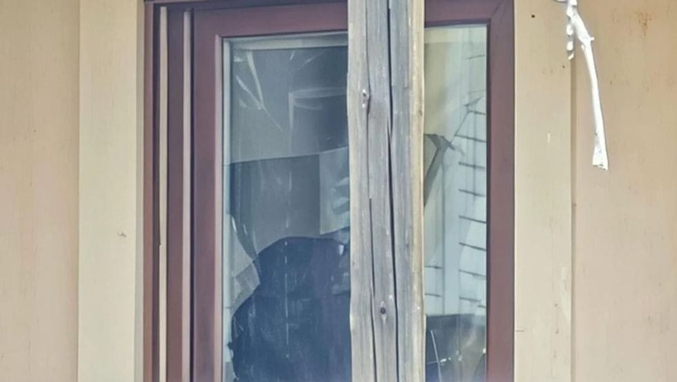 E rëndë në Greqi, 32-vjeçari rumun plagos ish-gruan dhe partnerin e saj