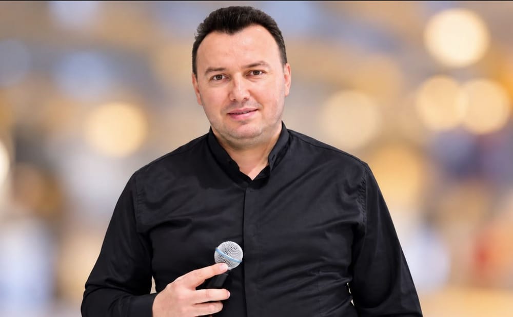 Arrestohet këngëtari Erind Xhaferi në Fier për përndjekje të miturash