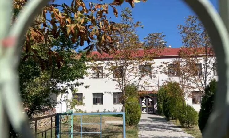 Helmimi në Korçë, prindi flet për kushtet në kopshtin numër 2