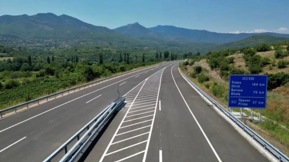Trafiku në rrugët shtetërore zhvillohet pa pengesa dhe pa vonesa në pikat kufitare