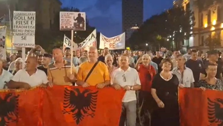 Sulme digjitale ndaj një shfaqjeje humoristike pas talljes me protestën