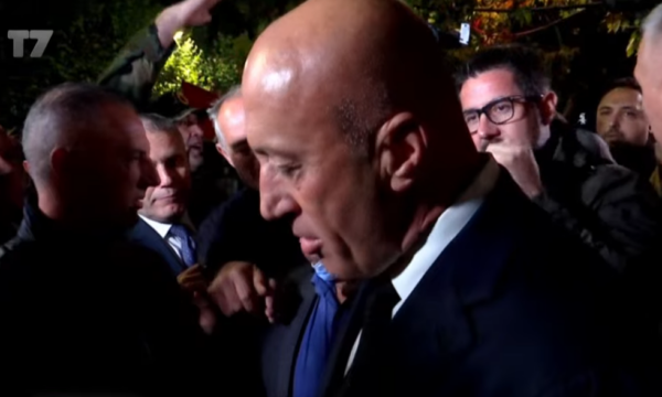 Ramush Haradinaj hyn në mesin e protestuesve
