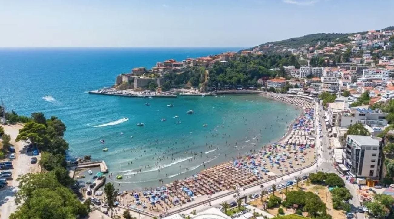 Sa do të gjobiten rrobat e banjës jashtë plazhit në Ulqin?