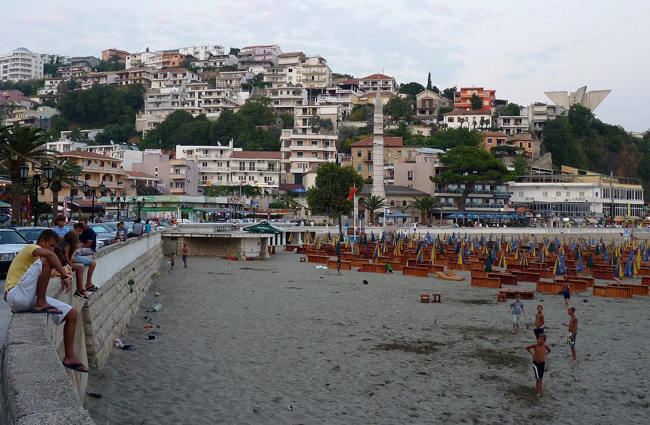 Çfarë gjobe vendosi Ulqini për veshjen e rrobave të banjës në qytet?