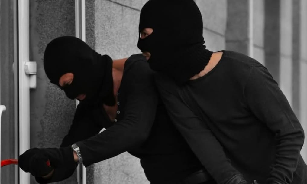 Si ndodhi vjedhja e armatosur në zyrën e transfertave të Shkupit?