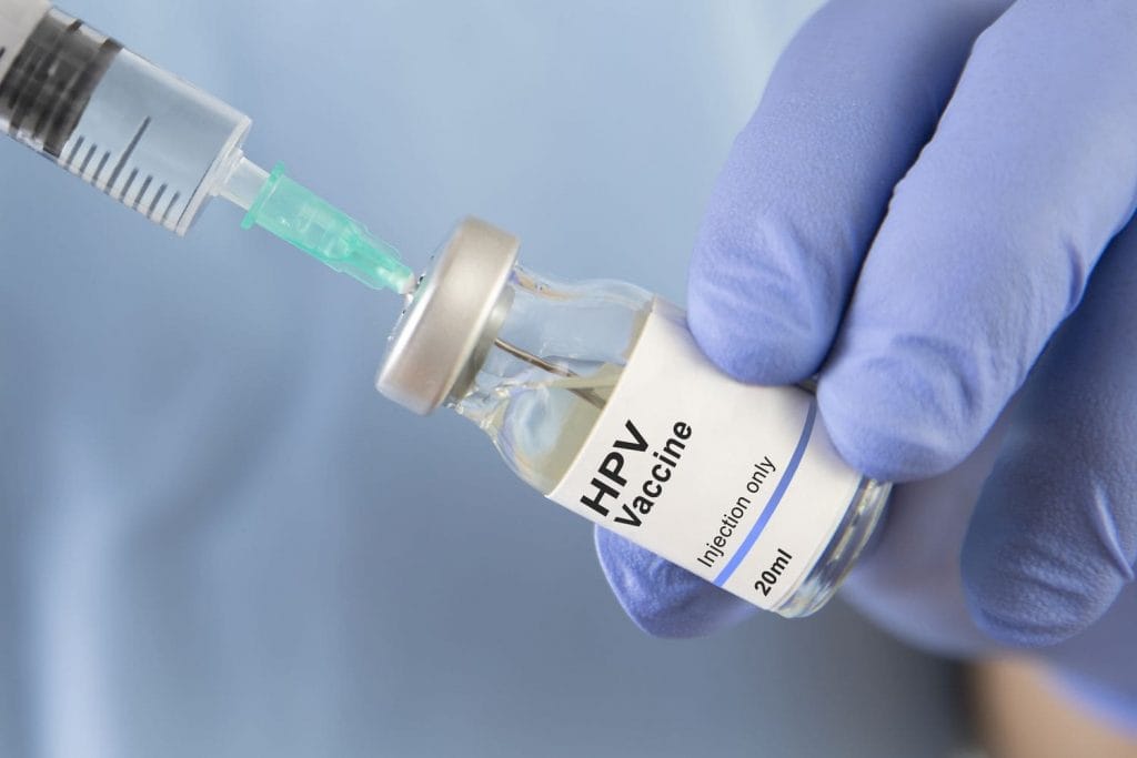 Pse zgjerohet vaksinimi kundër HPV-së edhe për djemtë?
