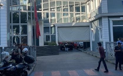 Shkëndije elektrike, zjarr në Drejtorinë e Policisë Tiranë