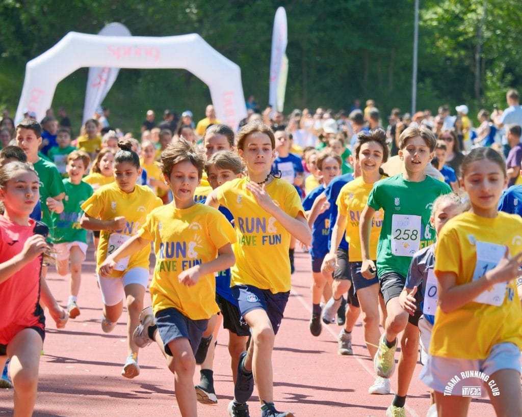 Mbi 400 fëmijë vrapuan në "Run & Have Fun" të Tiranës
