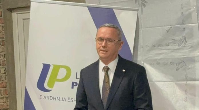 Çfarë premtoi Mickoski për shqipen në 2020 dhe çfarë kujton Rexhepi?