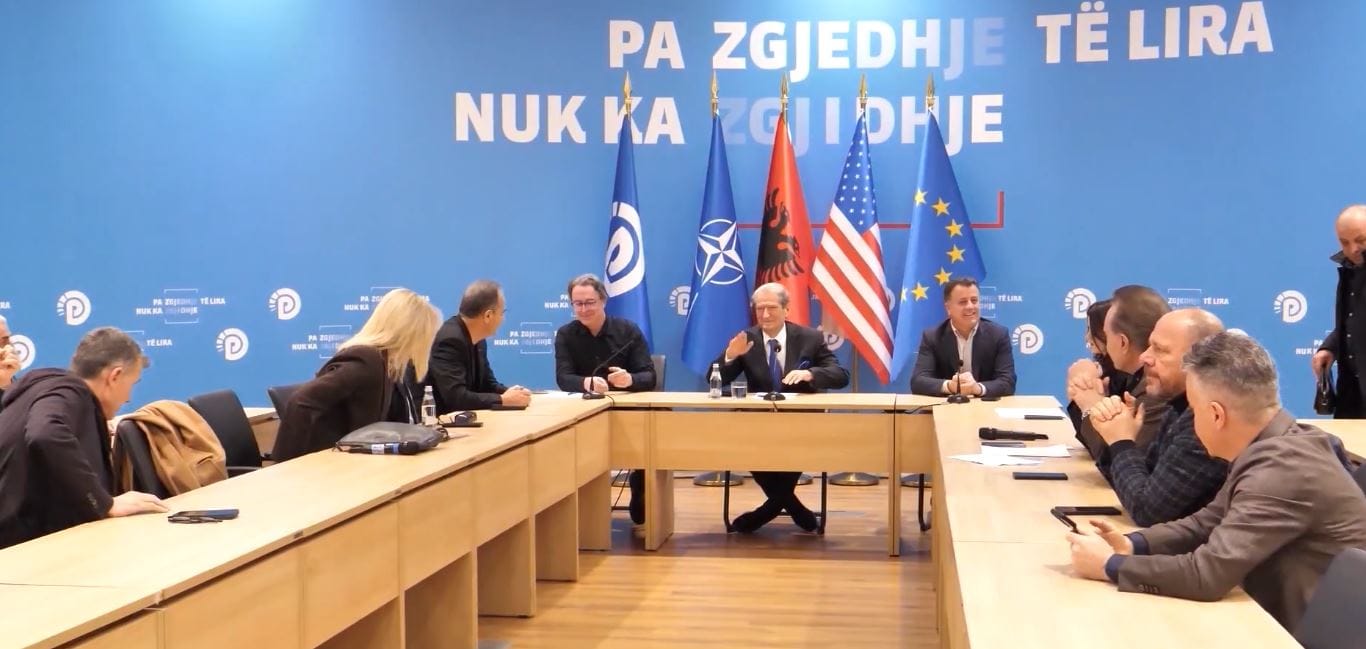Si po e vëzhgon Berisha referendumin e PD me agjentë në çdo degë?