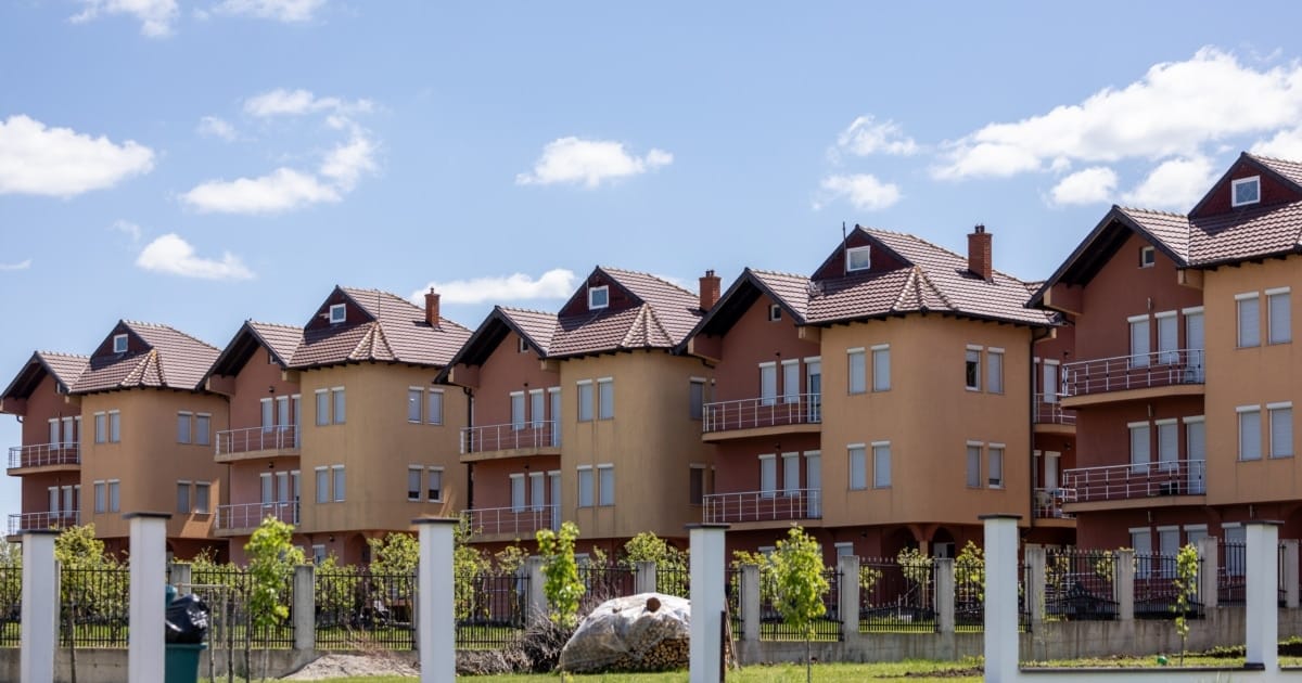 Shtëpitë e vëllezërve: arkitektura si ndarje pa hatërmbetje