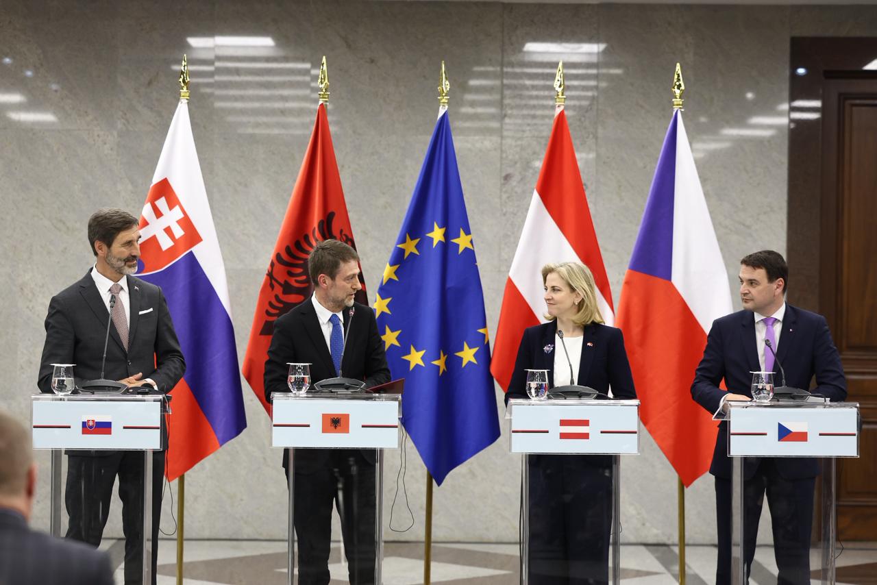 Ministrat e jashtëm të Sllovakisë, Austrisë dhe Çekisë takohen me Ferit Hoxhën në Tiranë