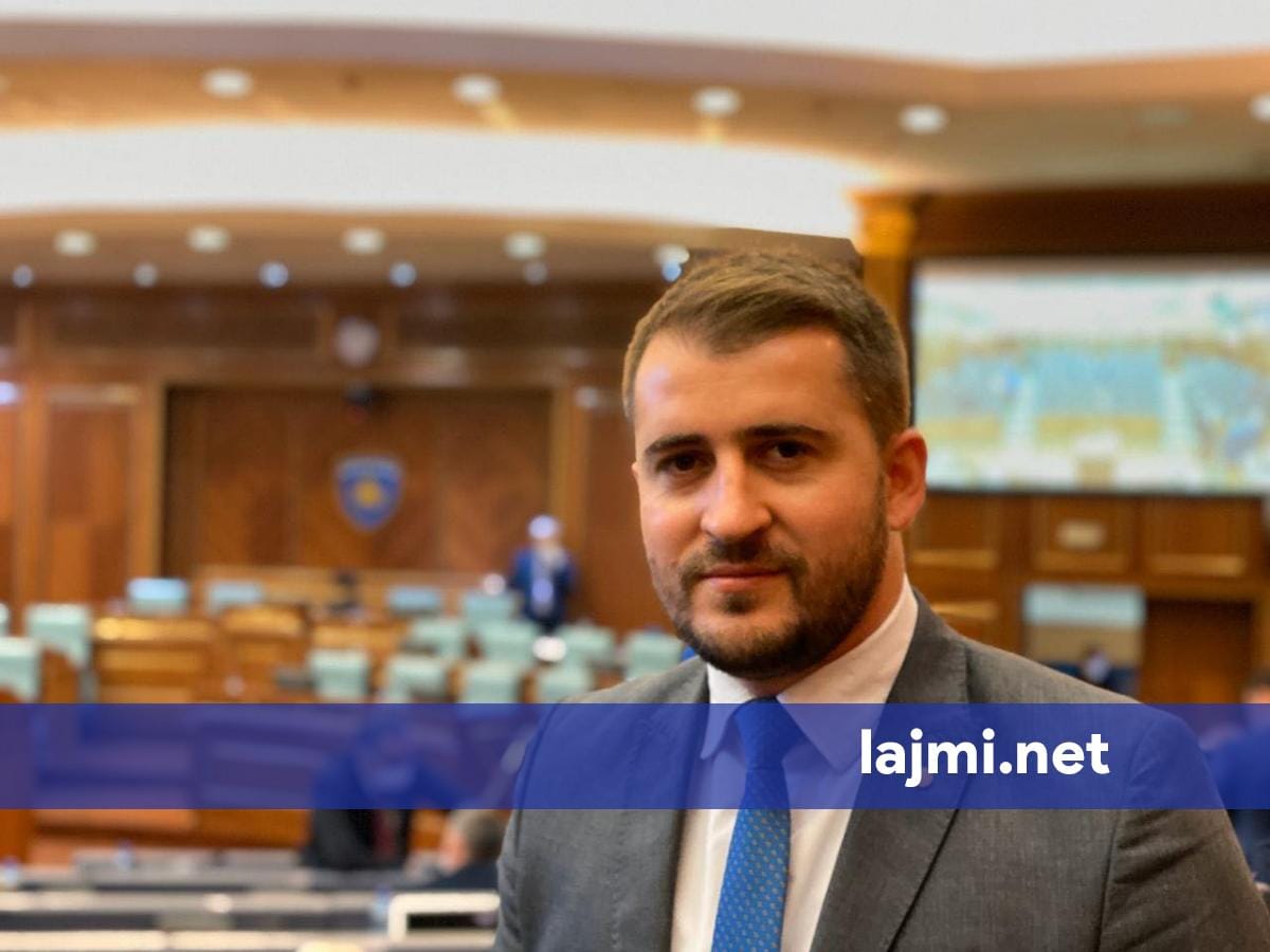 Mërgim Lushtaku, deputet i PDK-së, gjatë intervistës në Pressing