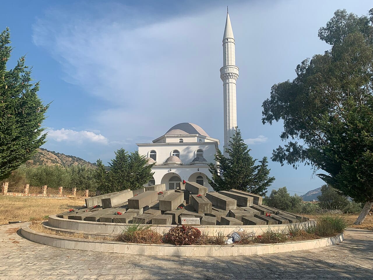 Pse çamët kthehen çdo vit në Varrezat e ‘Trëndafilat e Çamërisë’?