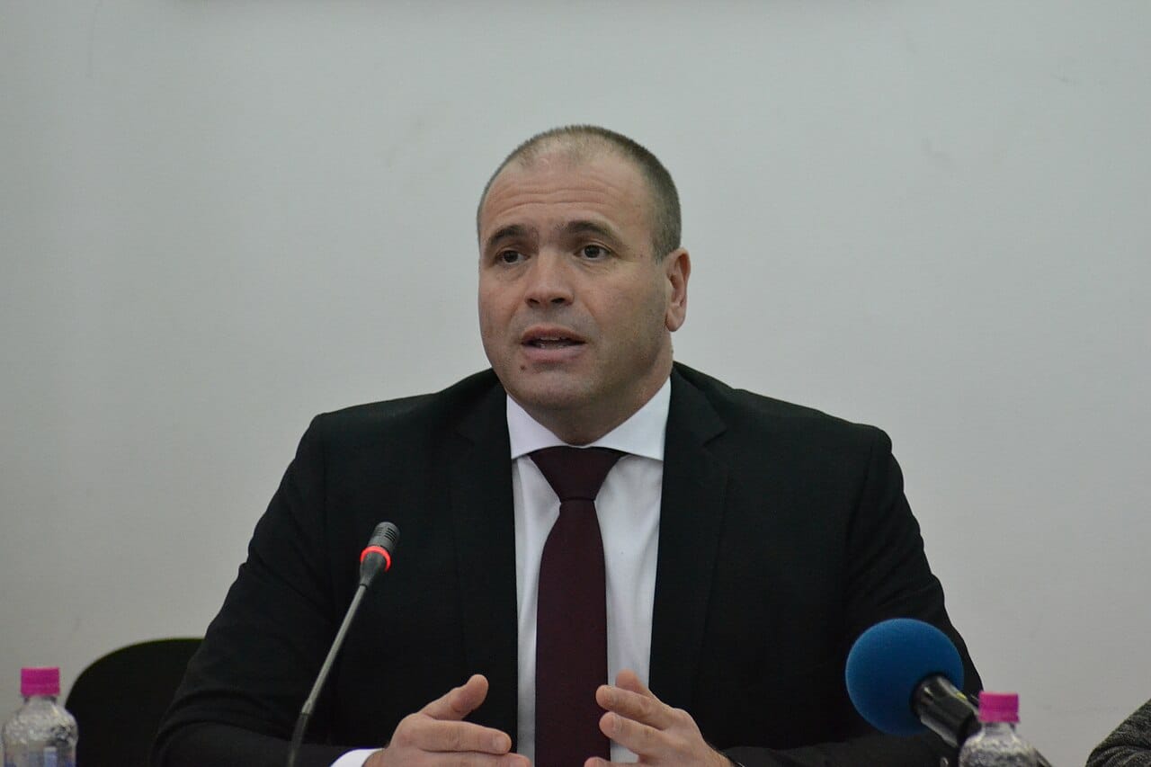 Pse Fillkov po rrezikon të mbetet me një ministri vetëm?