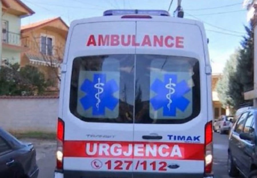 Si ndodhi aksidenti që plagosi rëndë motoristin në Korçë?