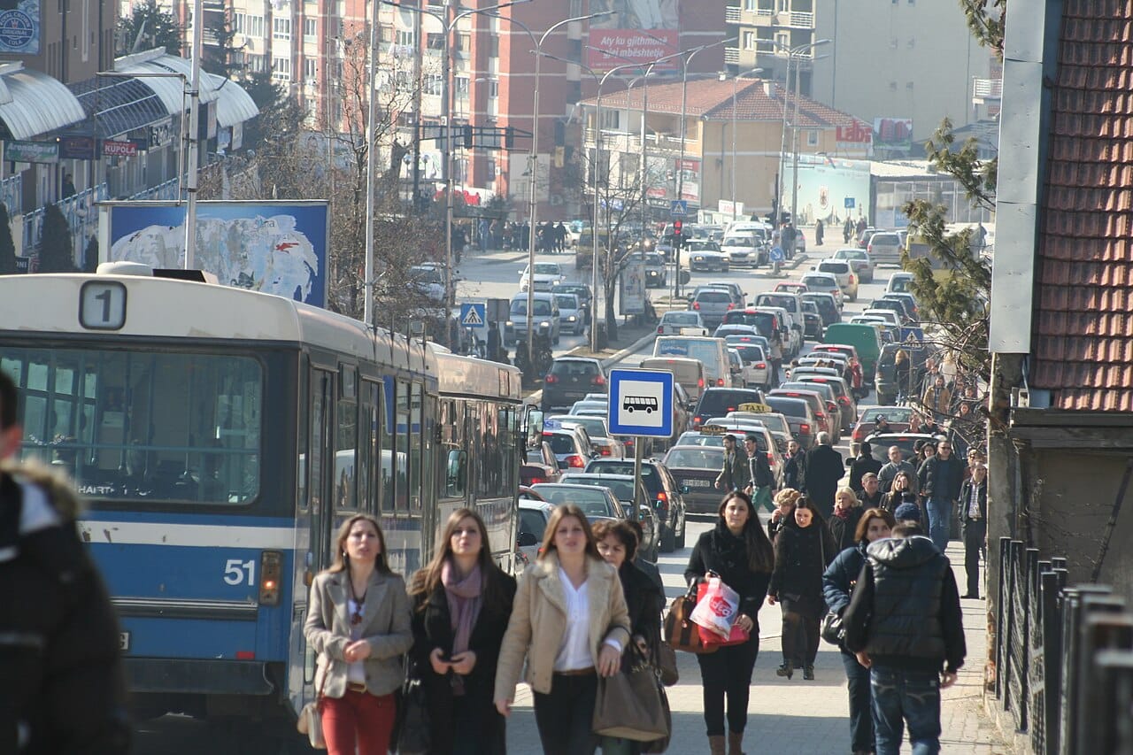 Pse disa shoferë në Kosovë nuk përdorin sinjalizuesin kur ndërrojnë korsinë?