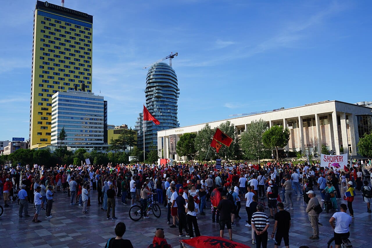 Pse protestuesit në Tiranë kërkojnë dorëheqjen e Ramës pas 28 ditësh?