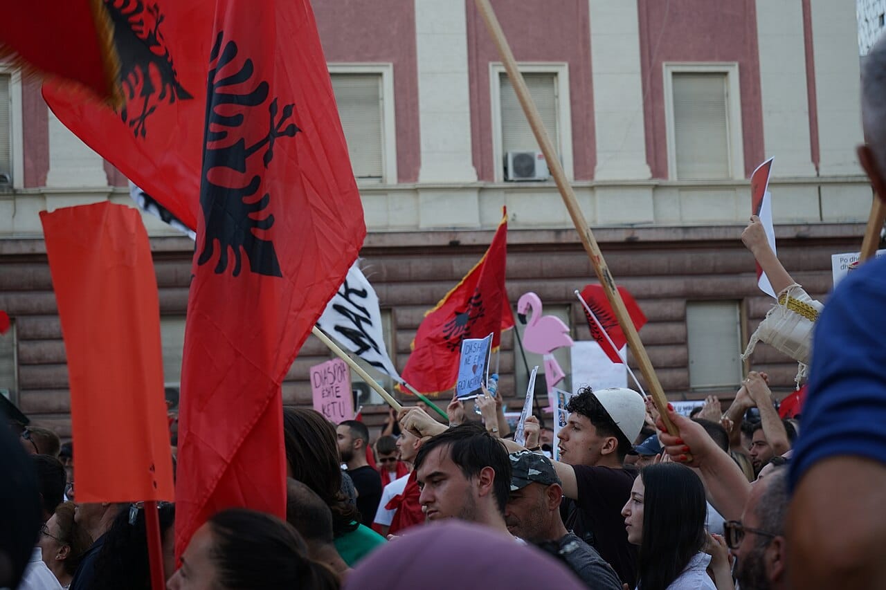 Pse protestuesit në Tiranë thirrje njëri-tjetrit kujdes nga patronazhistët?