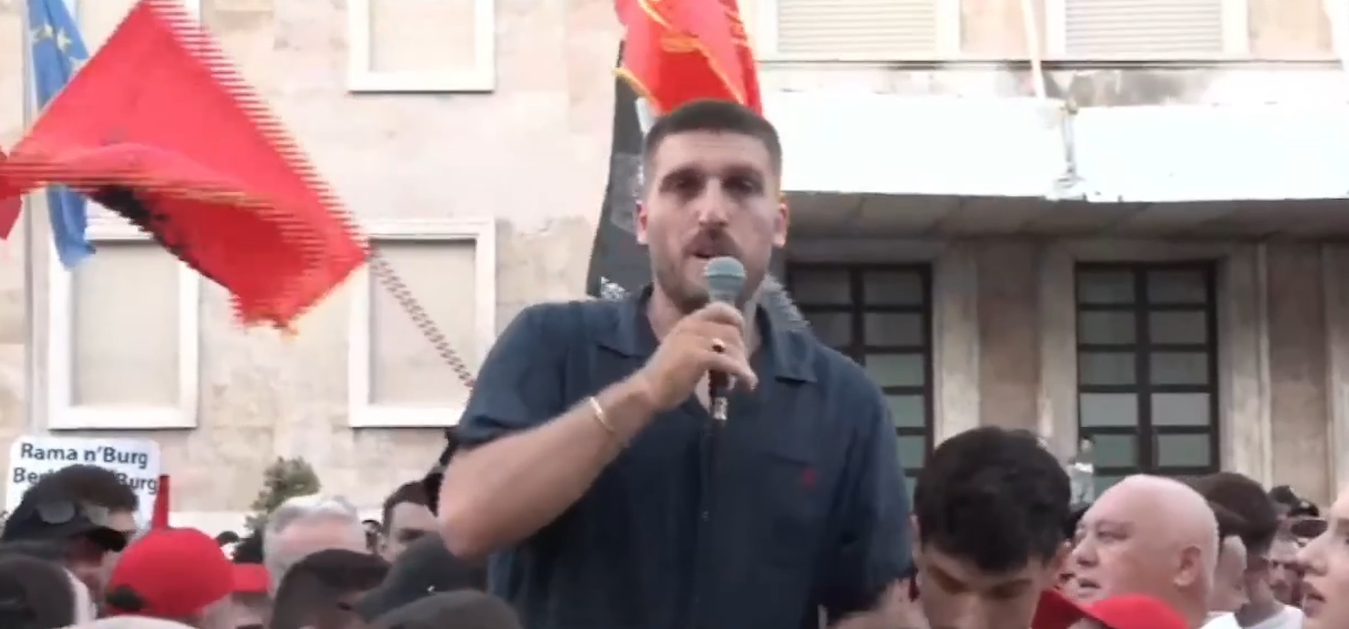 Protestuesi në Tiranë kërkon artistët: Ku janë Liçaj e Ndrenika?