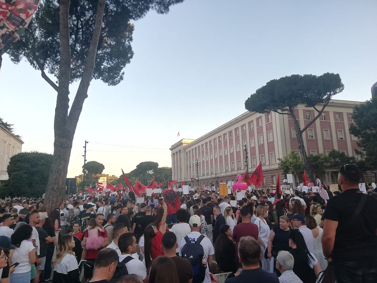 Protesta e 28-të ditore në Tiranë vazhdon me grumbullime të reja