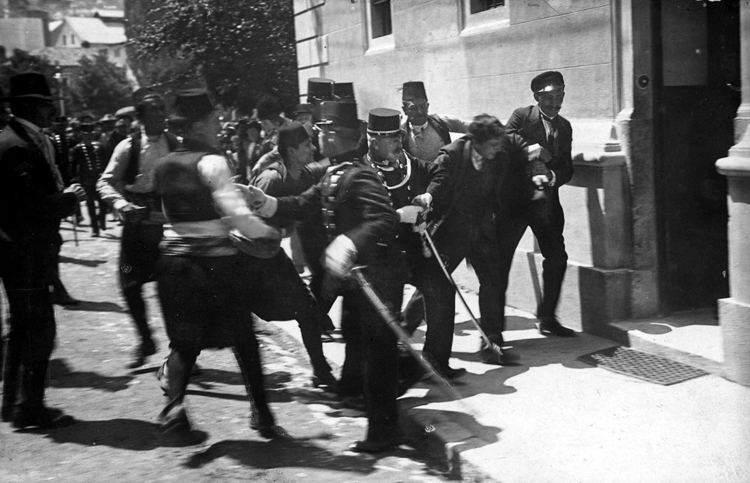 Si kanosoi katër policë me vrasje brenda stacionit të Pejës?