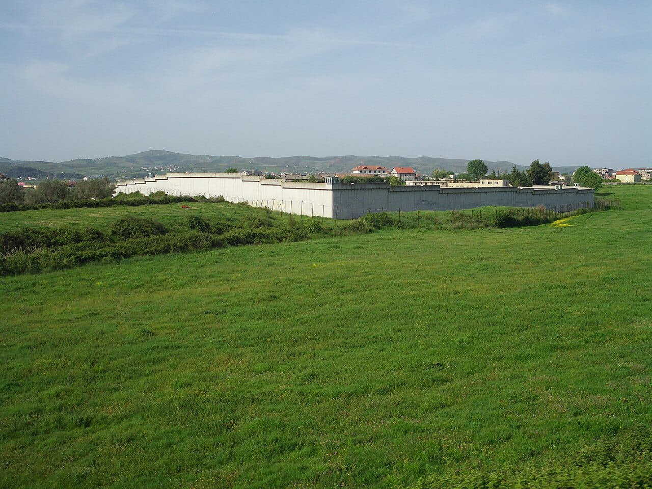 Kujt i përket qelia luksoze e zbuluar në burgun e Peqinit?