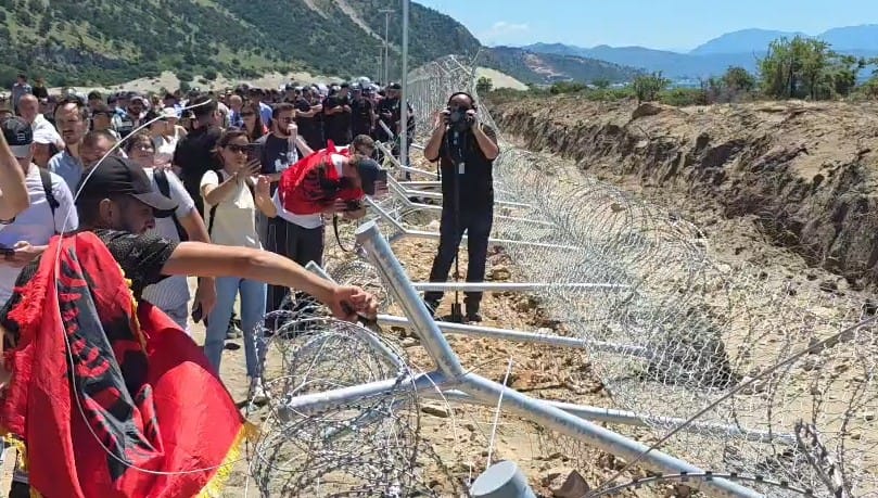 Pse u përleshën banorët e Rrjollit me policinë në kantierin e resortit?
