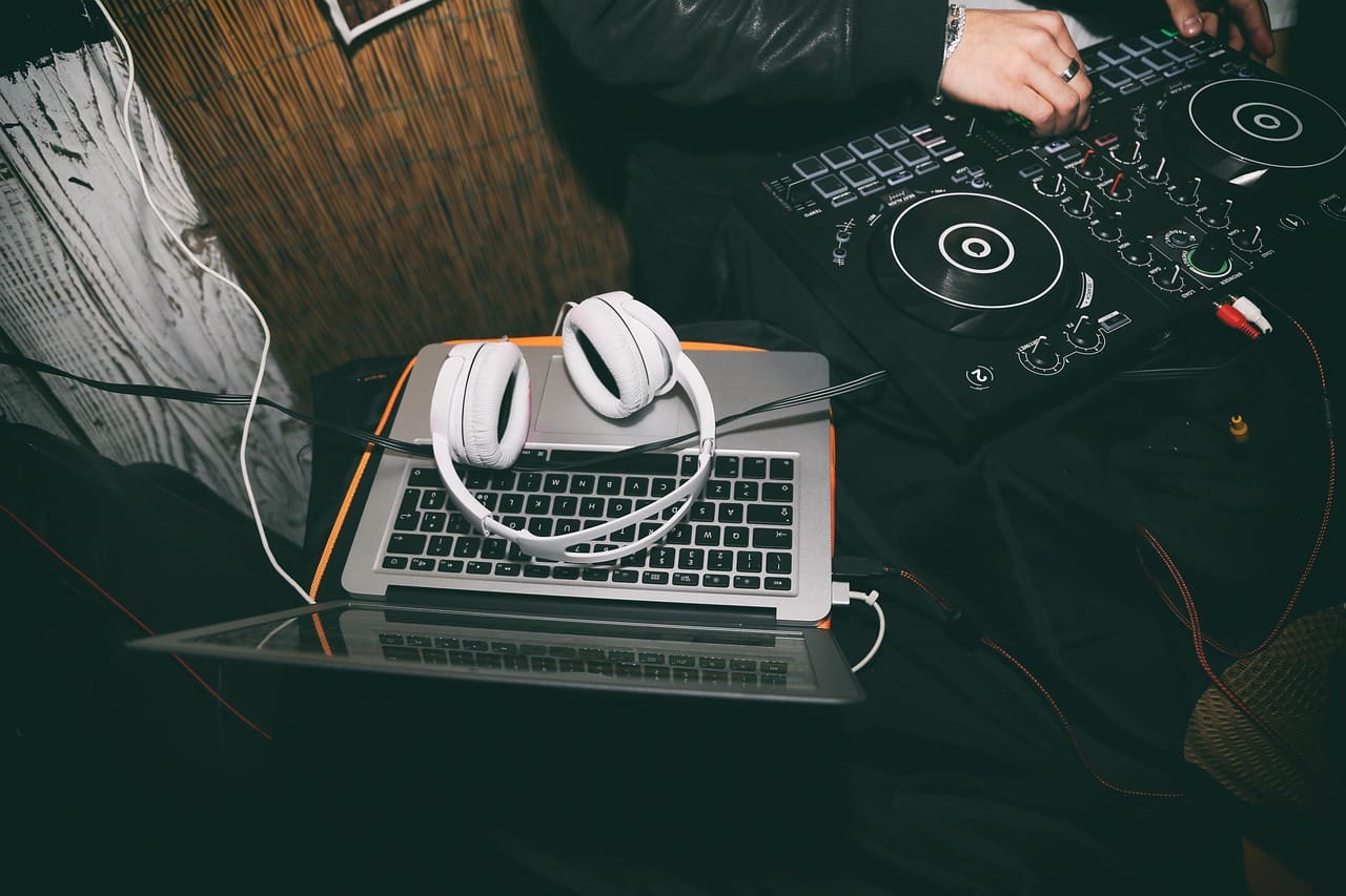Kush është DJ gjerman Adam Port që po vjen në Sunny Hill?