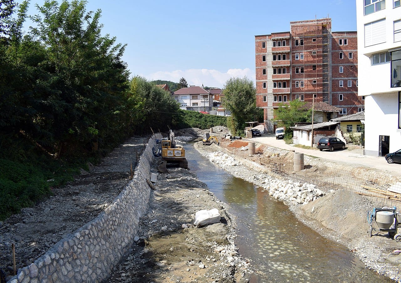 Lumi Krena në Gjakovë mbushet me mbeturina, qytetarët kërkojnë ndërhyrje