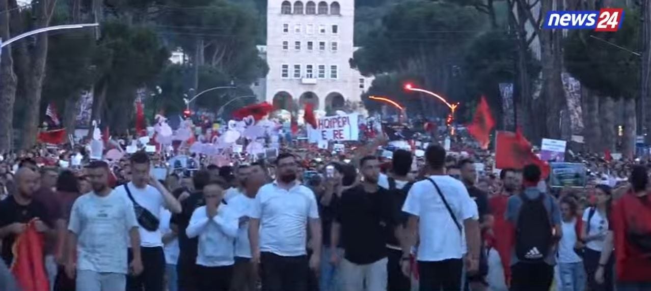Kush iu bashkua protestës kundër qeverisë në Tiranë?