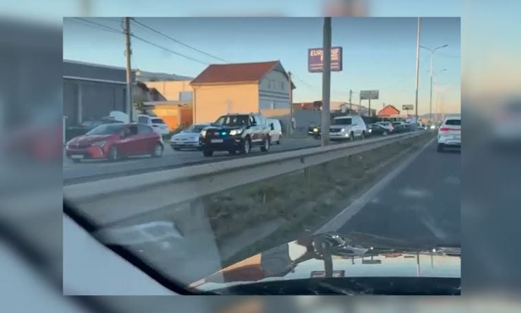 Pse u krijuan kolona të gjata pranë aeroportit “Adem Jashari”?