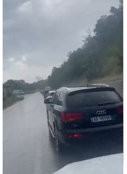 Çfarë probleme shkaktuan reshjet në qarkullimin rrugor të Elbasanit?