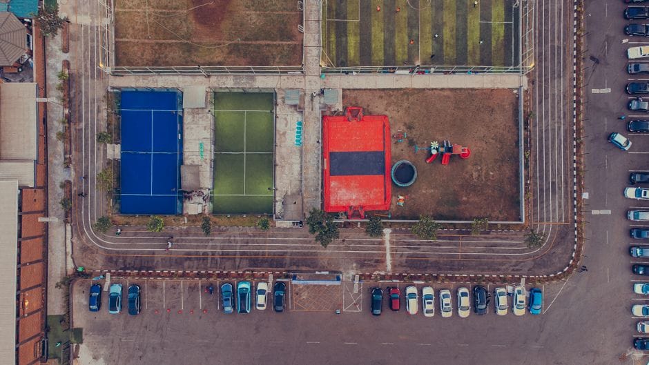 Tetova hap oborret e shkollave për parkim falas veror