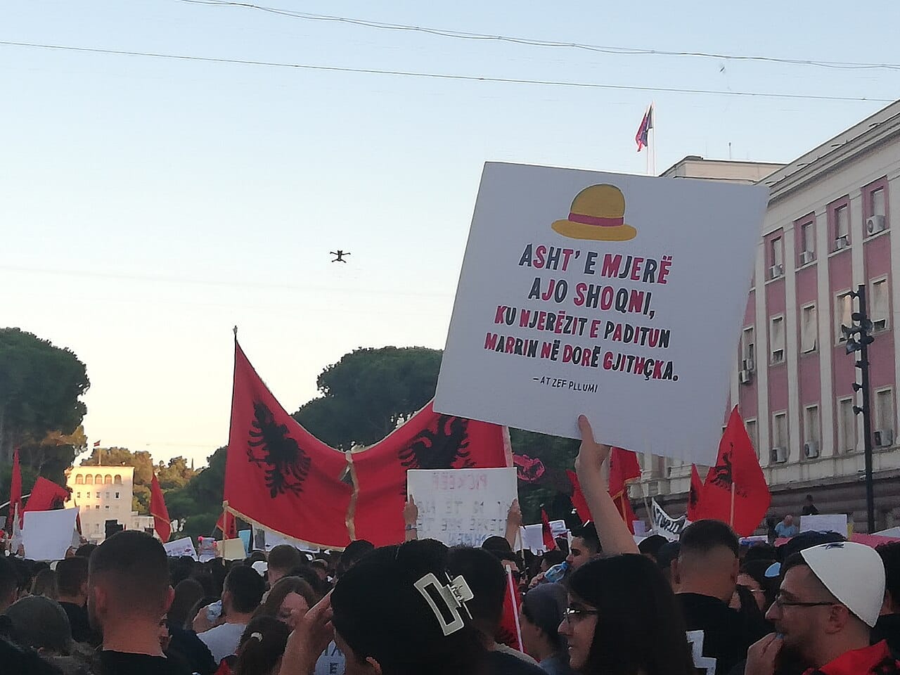 Çfarë mesazh dërgoi një nxënës i klasës së gjashtë në protestën e Tiranës?