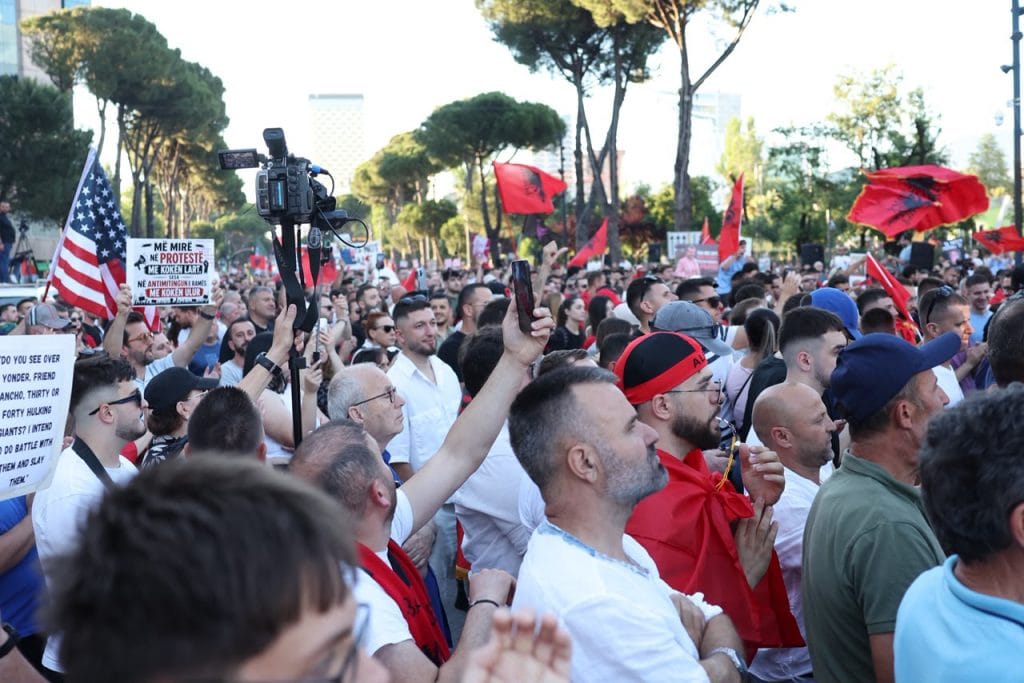 Çfarë kërkojnë protestuesit për Zvërnecin në ditën e 13-të të marshimit në Tiranë?