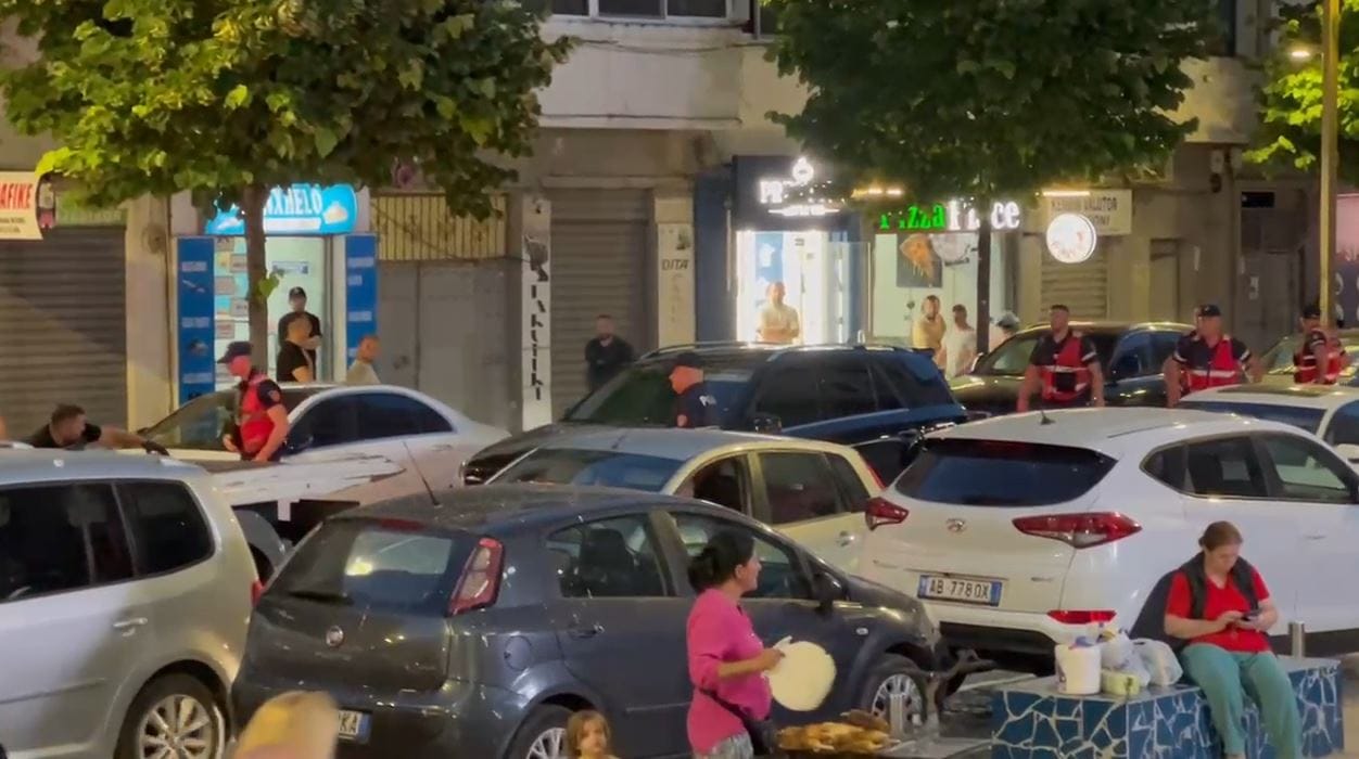 Policia rrethon ML-në e zezë në Durrës, dy të rinjtë ndalohen pas ndjekjes