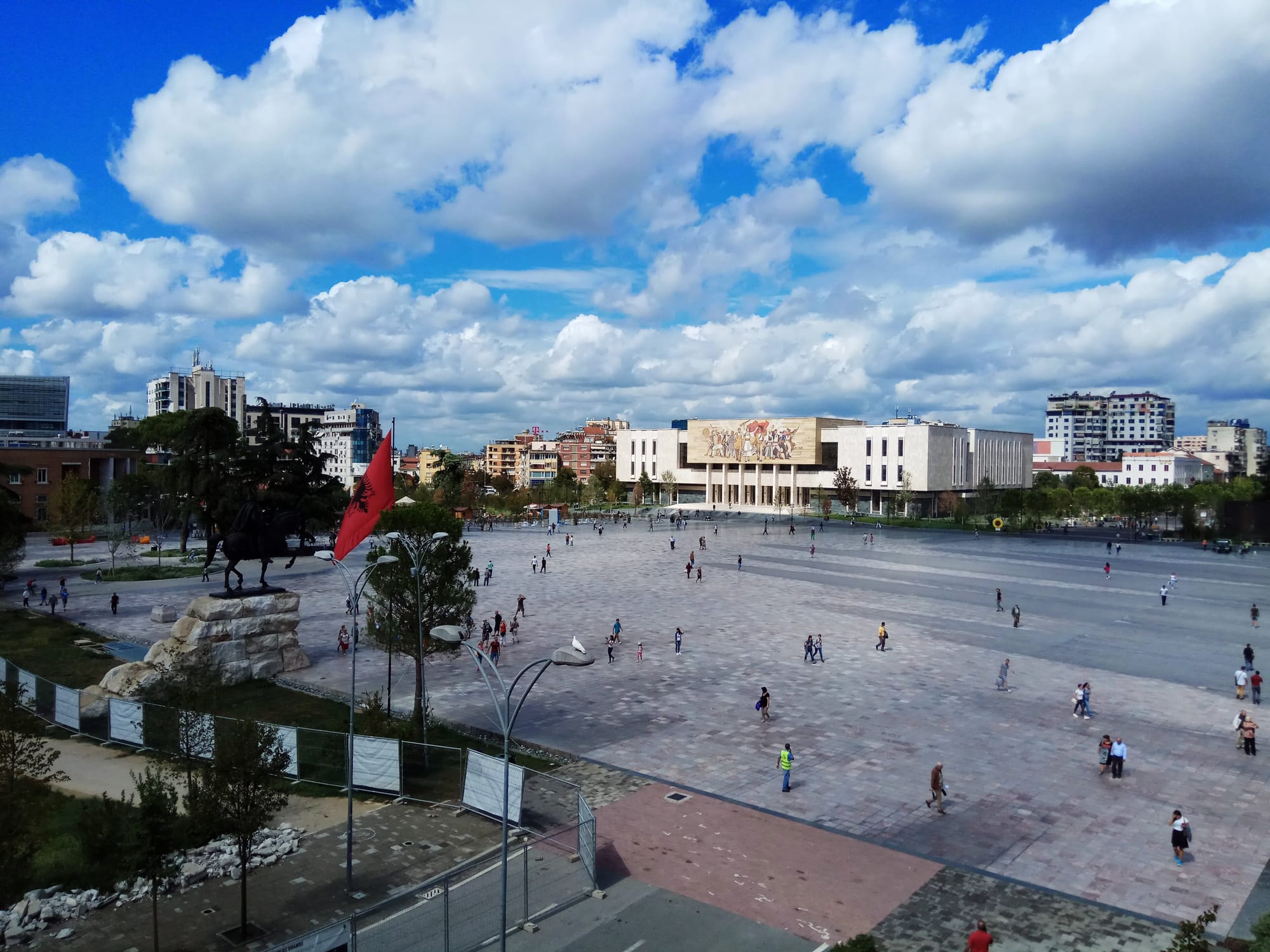 Çfarë mesazhi u dërgon Kim Mehmeti protestuesve në Shqipëri?