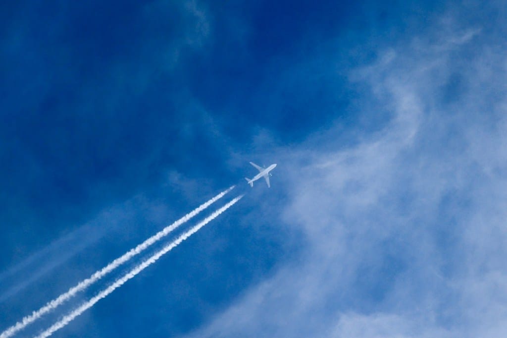Si i shpjegon shkenca gjurmët e bardha të aeroplanëve?