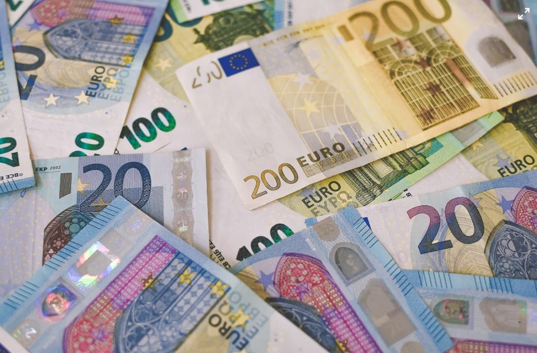 Euro zbret nën 95 lekë në minimumin e ri historik