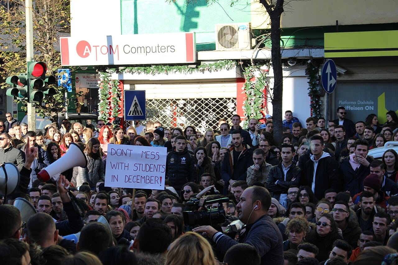 Çfarë kërkon protestuesit pas seancës plenare në Tiranë?
